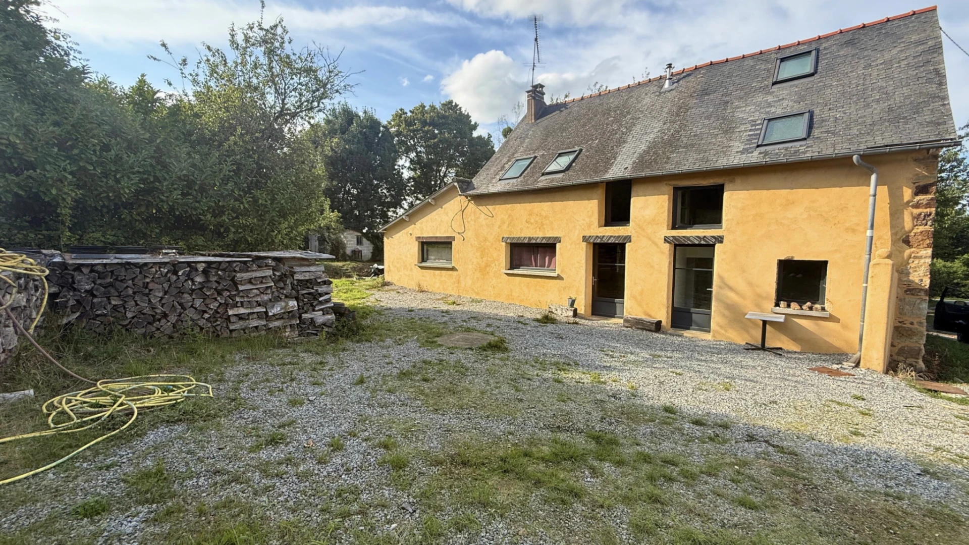 Longère en pierre T6 Guichen 140 m2 - 4 980 m2 de terrain