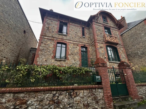 Propriété de caractère en pierre - 143 m2 - 614 m2 de terrain - Centre Bourg