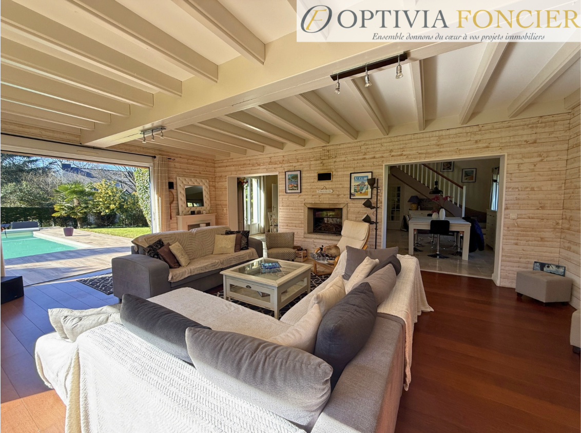 Propriété 250 m2 - 3 170 m2 de terrain et double garage + piscine