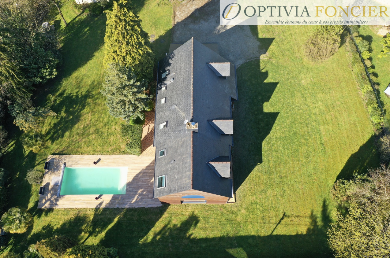 Propriété 250 m2 - 3 170 m2 de terrain et double garage + piscine