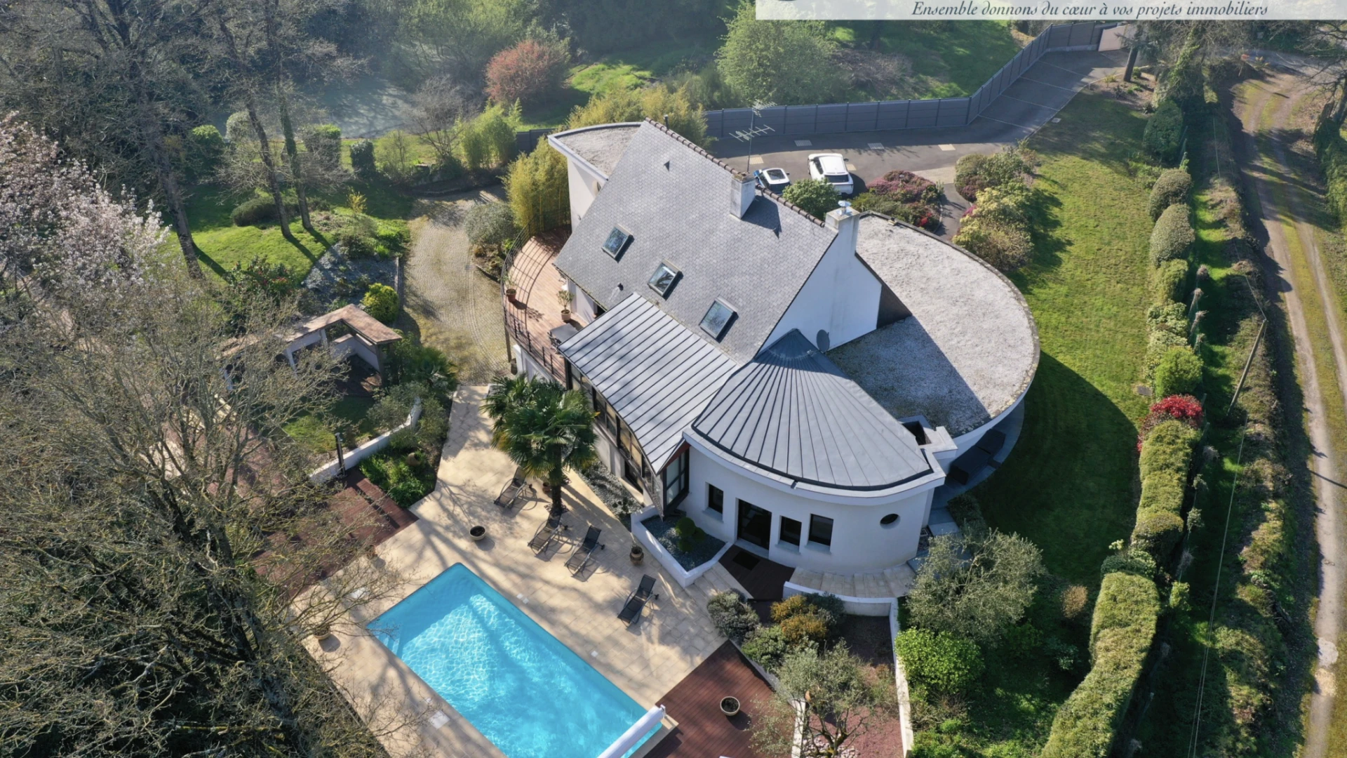 Maison d'architecte 330 m2 - 2 161 m2 de terrain - Piscine et sous-sol
