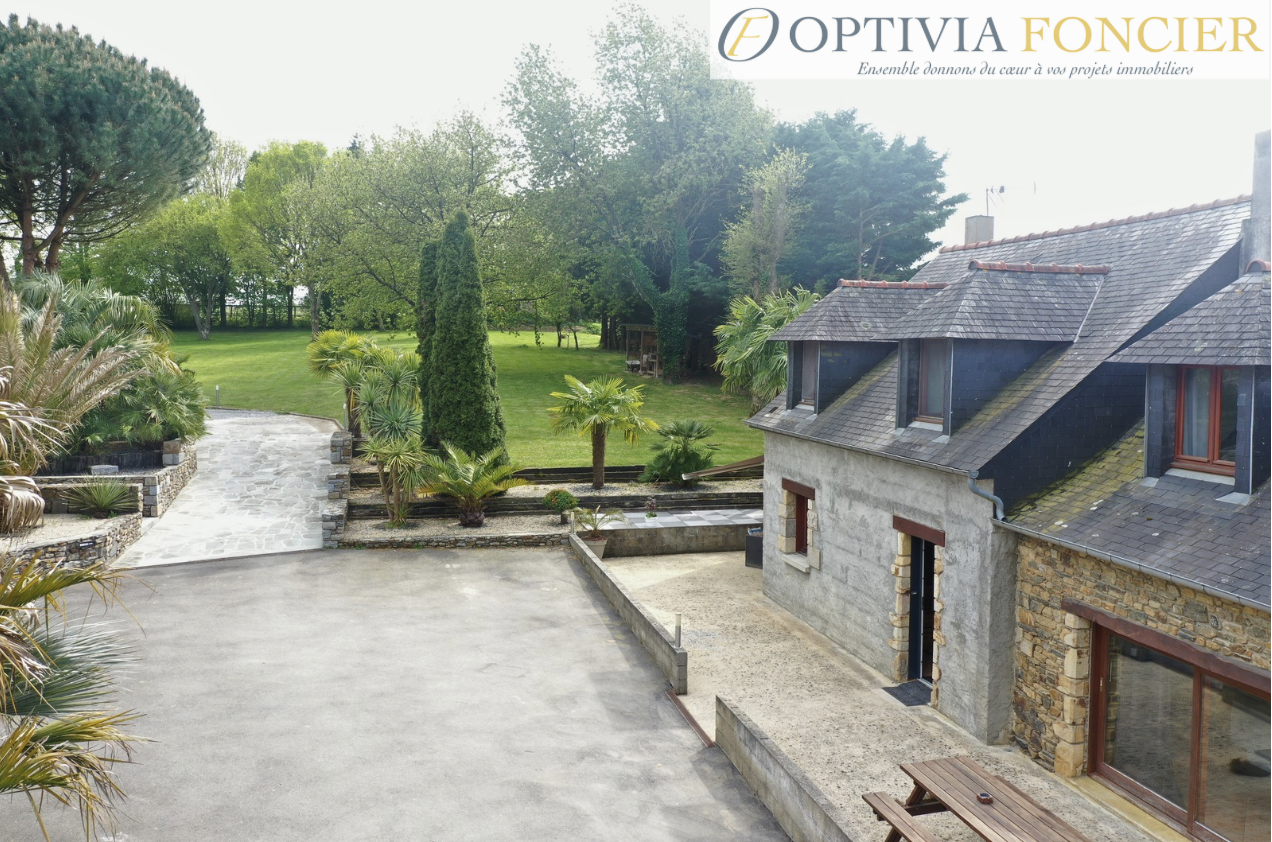 Maison de caractère T6 136 m2 - 2 grandes dépendances (72 + 49 m2) - 5 200 m2 de terrain