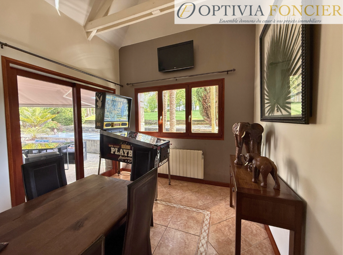 Maison de caractère T6 136 m2 - 2 grandes dépendances (72 + 49 m2) - 5 200 m2 de terrain