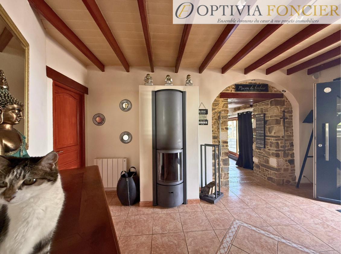 Maison de caractère T6 136 m2 - 2 grandes dépendances (72 + 49 m2) - 5 200 m2 de terrain