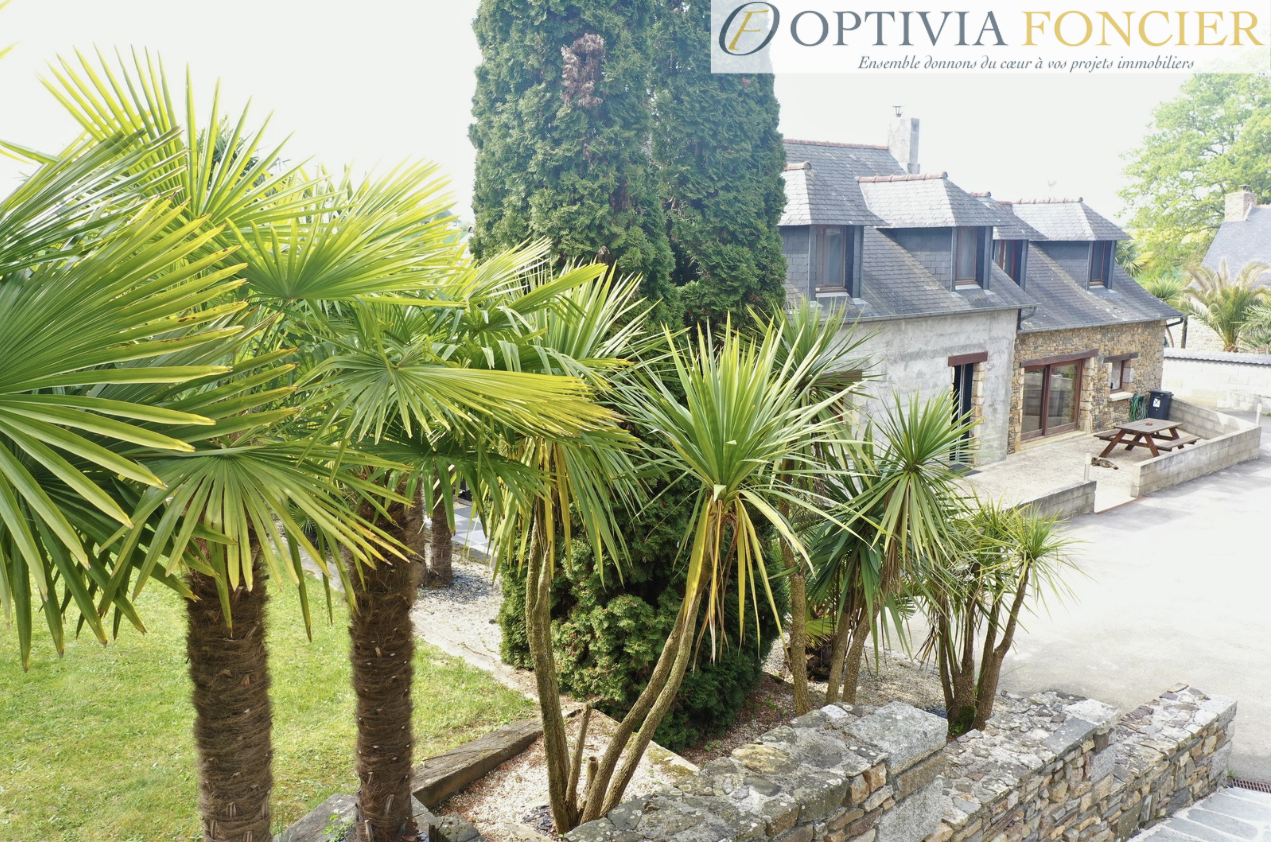 Maison de caractère T6 136 m2 - 2 grandes dépendances (72 + 49 m2) - 5 200 m2 de terrain