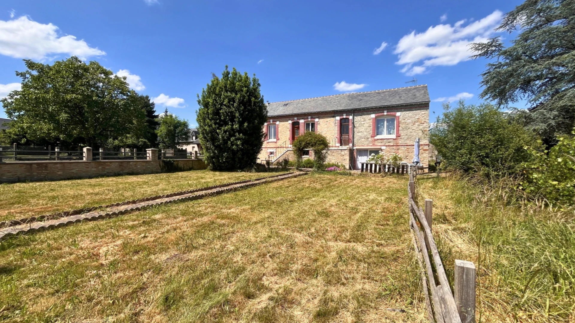 Maison de Bourg T3 - 77,42 m2 - 1 426 m2 de terrain - Garage non attenant
