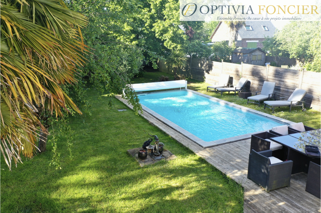 Maison années 1930 - 214 m2 au sol - 732 m2 avec piscine - Hyper centre de BRUZ (60 m2 de cave)