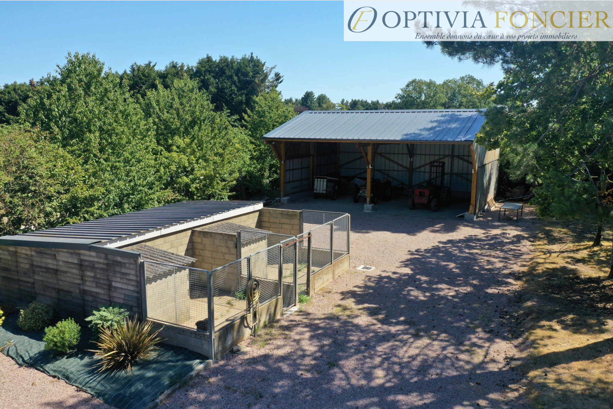 Propriété T7 395 m2 - 6 300 m2 de terrain - 5 garages - Piscine intérieure chauffée