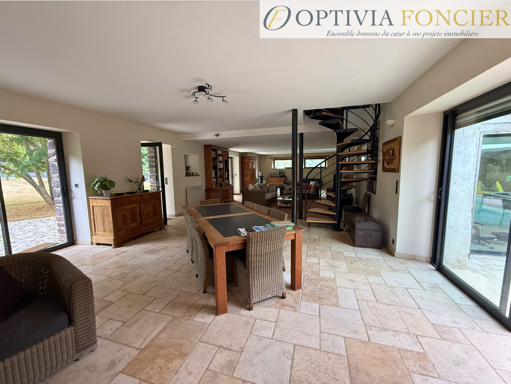Propriété T7 395 m2 - 6 300 m2 de terrain - 5 garages - Piscine intérieure chauffée
