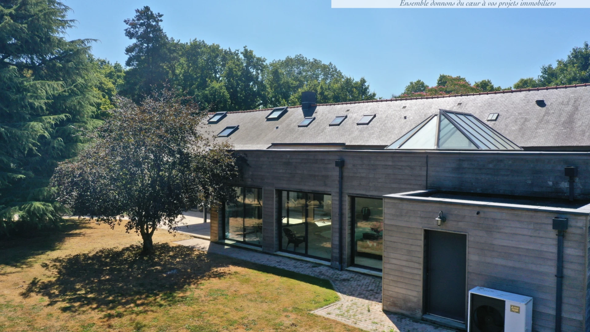 Propriété T7 395 m2 - 6 300 m2 de terrain - 5 garages - Piscine intérieure chauffée
