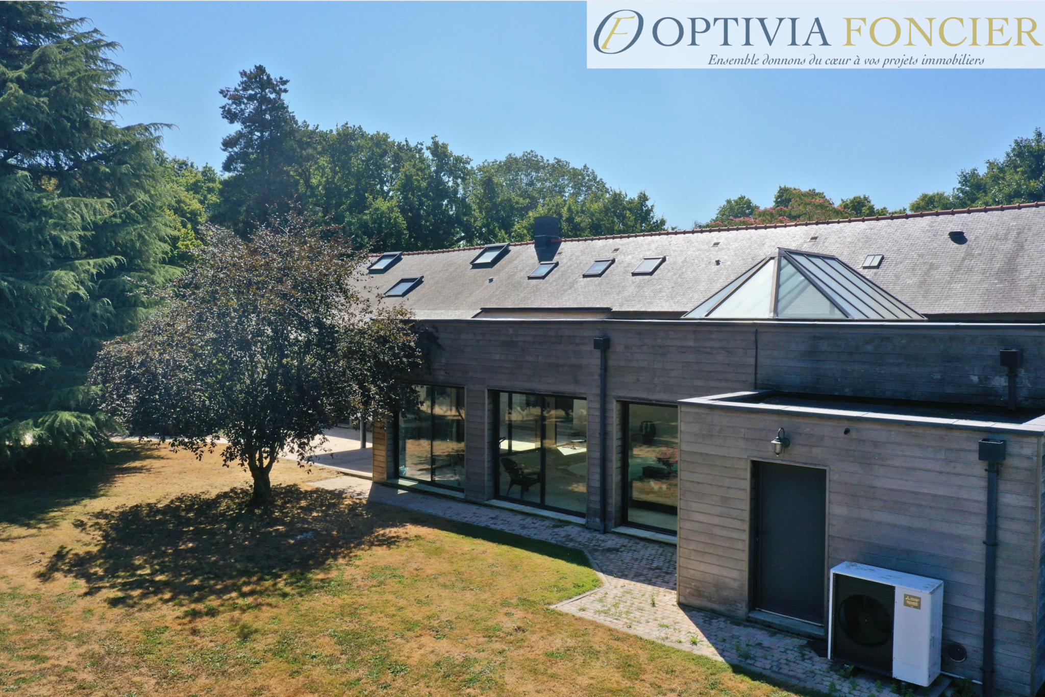 Propriété T7 395 m2 - 6 300 m2 de terrain - 5 garages - Piscine intérieure chauffée