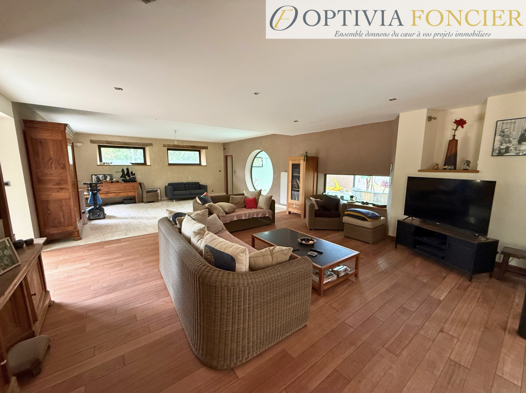 Propriété T7 395 m2 - 6 300 m2 de terrain - 5 garages - Piscine intérieure chauffée
