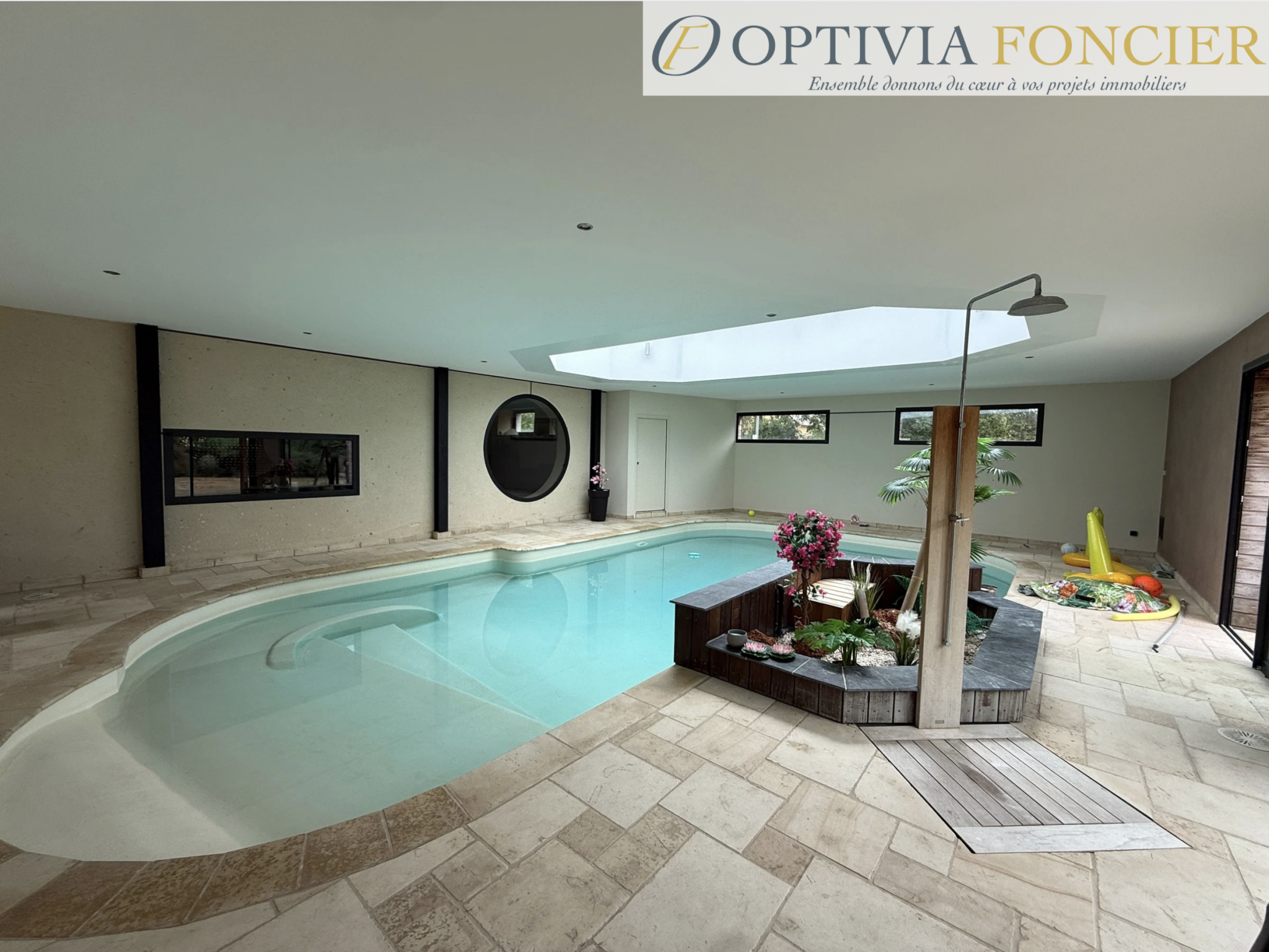Propriété T7 395 m2 - 6 300 m2 de terrain - 5 garages - Piscine intérieure chauffée