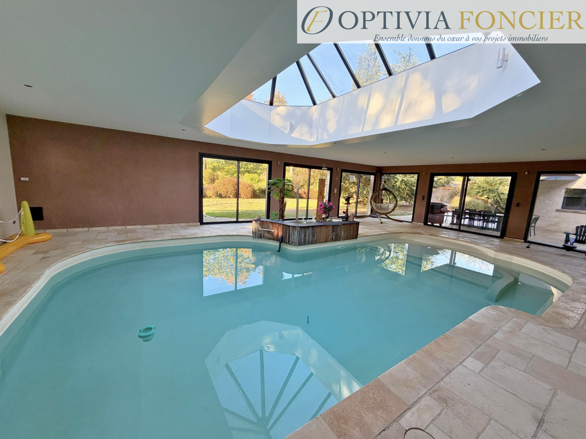 Propriété T7 395 m2 - 6 300 m2 de terrain - 5 garages - Piscine intérieure chauffée