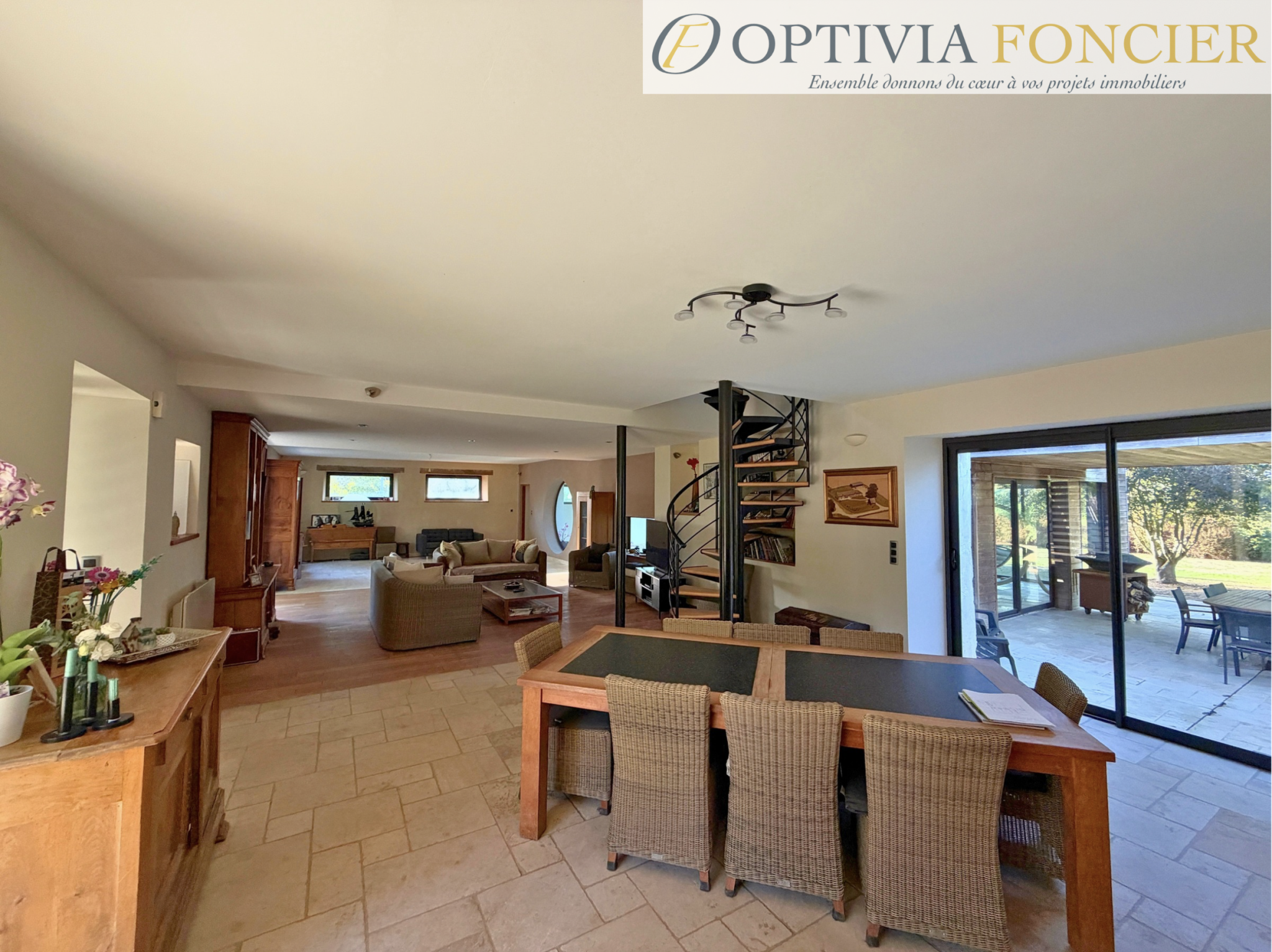 Propriété T7 395 m2 - 6 300 m2 de terrain - 5 garages - Piscine intérieure chauffée