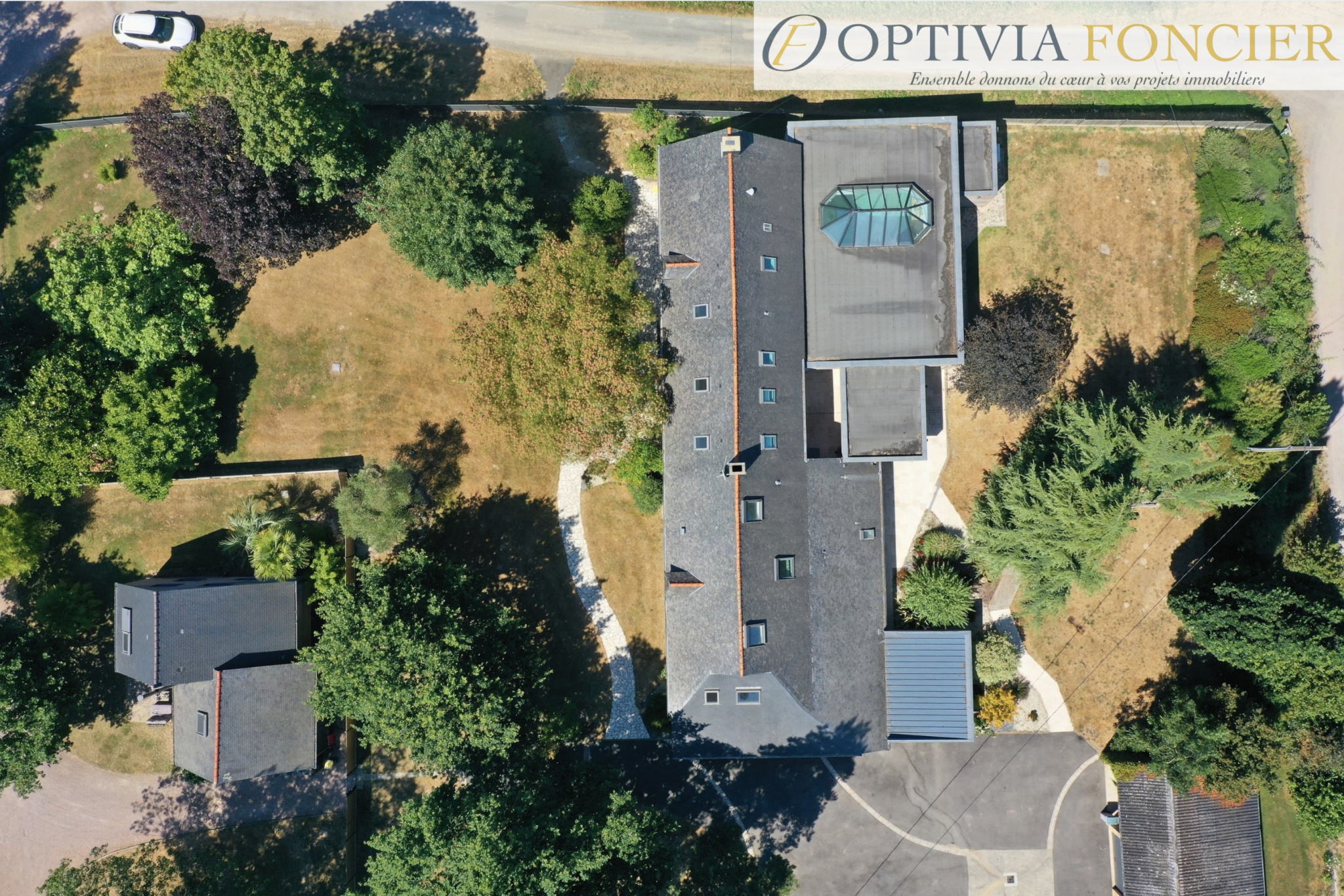 Propriété T7 395 m2 - 6 300 m2 de terrain - 5 garages - Piscine intérieure chauffée