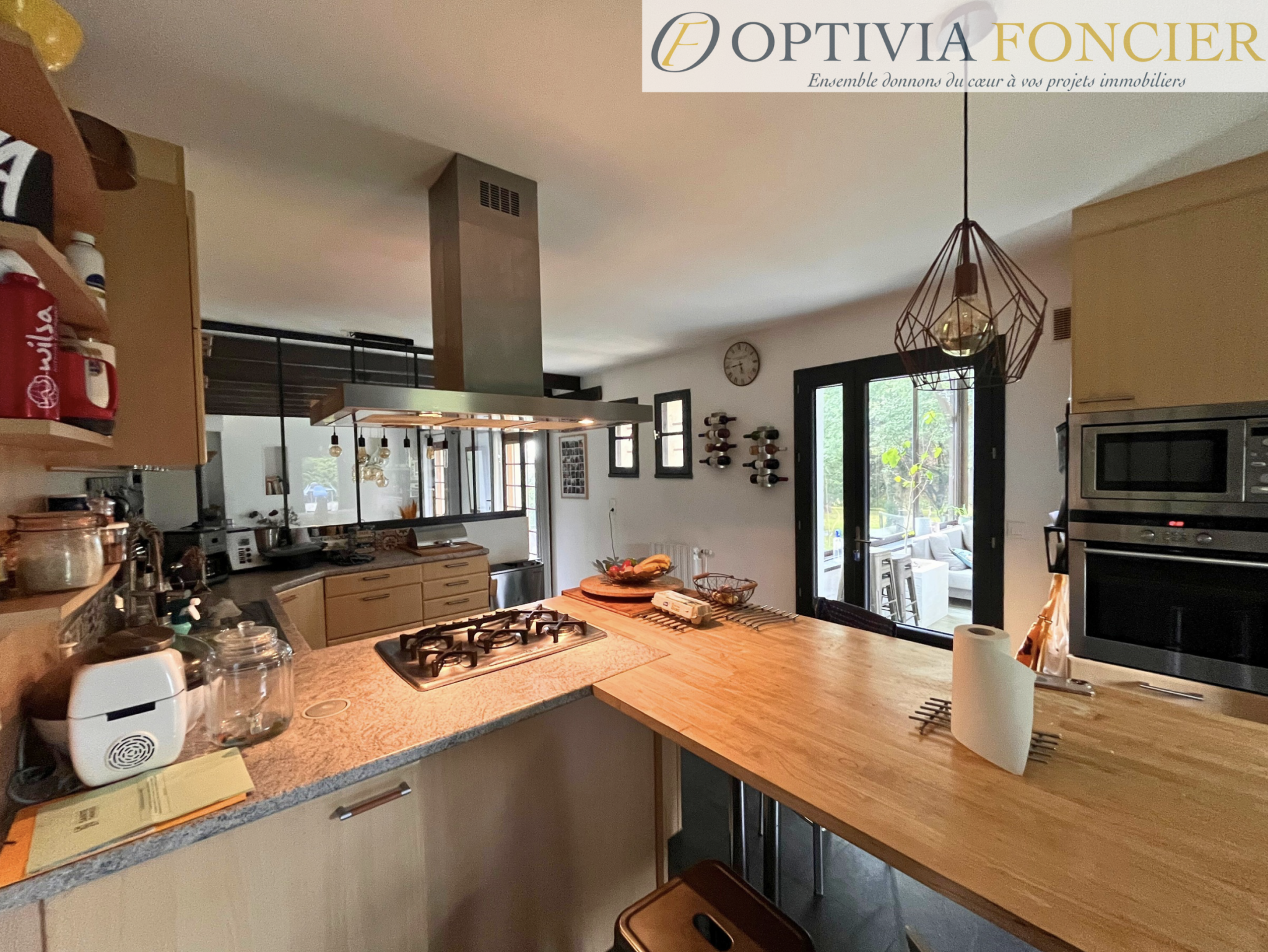 Maison T6  - 1695 m2 de terrain - trois garages - une dépendance habitable louée - commodités accessibles à pi