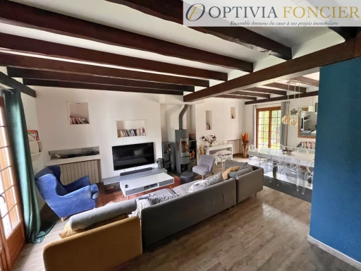 Maison T6  - 1695 m2 de terrain - trois garages - une dépendance habitable louée - commodités accessibles à pi