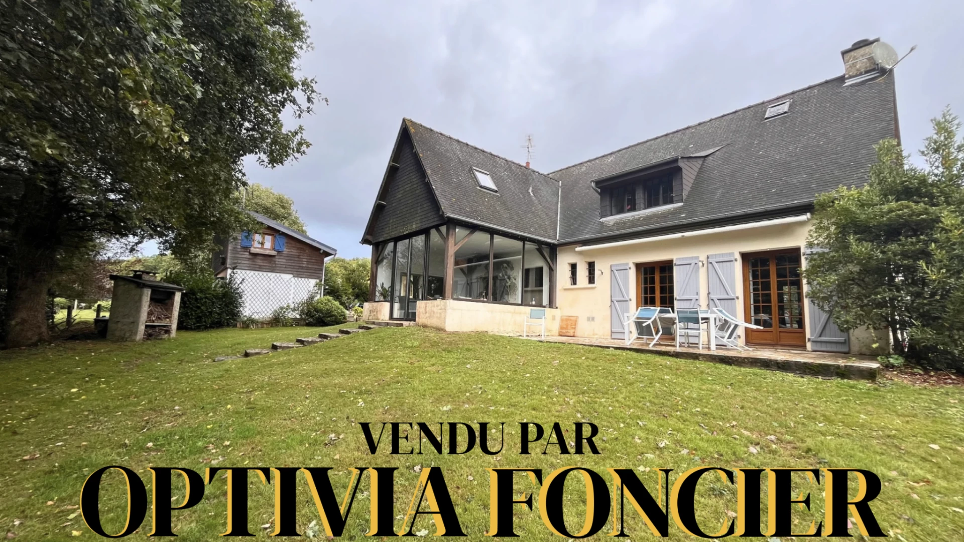 Maison T6  - 1695 m2 de terrain - trois garages - une dépendance habitable louée - commodités accessibles à pi